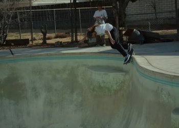 Bazénový nářez v podání Johna Worthingtona