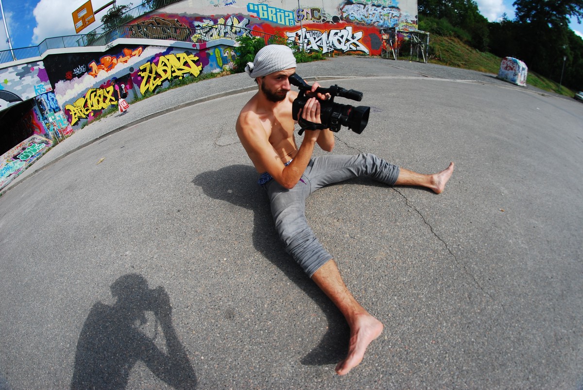 Špaček se první tři dny zotavoval ze zranění kotníku, a tak místo skateboardingu filmoval Špaček se první tři dny zotavoval ze zranění kotníku, a tak místo skateboardingu filmoval