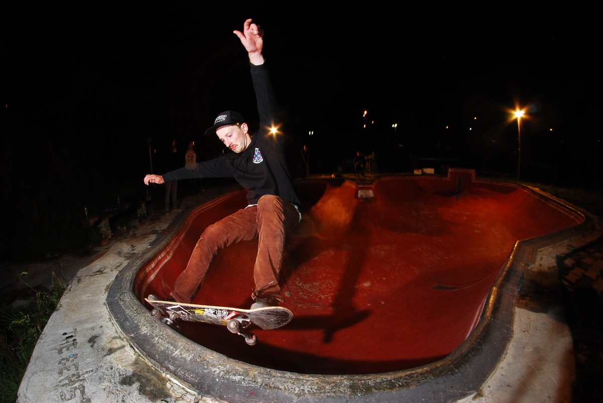 Miloš Hroch a frontside 5-0 grind do fakie v kapse bazénu Beast. Foto: Hormon Miloš Hroch a frontside 5-0 grind do fakie v kapse bazénu Beast. Foto: Hormon