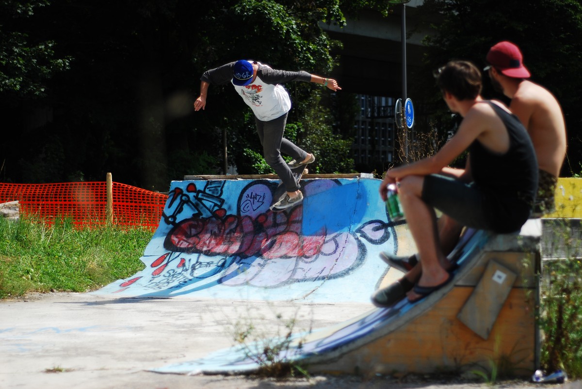 Ryba v nollie backside lipslidu na Sihlside. Foto: Hormon Ryba v nollie backside lipslidu na Sihlside. Foto: Hormon