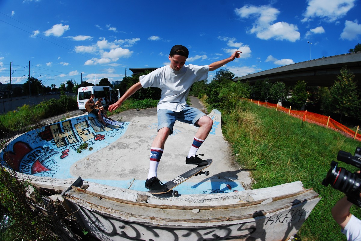 Hroch ve fakie 5-0 revert na tom samým spotě. Foto: Hormon Hroch ve fakie 5-0 revert na tom samým spotě. Foto: Hormon
