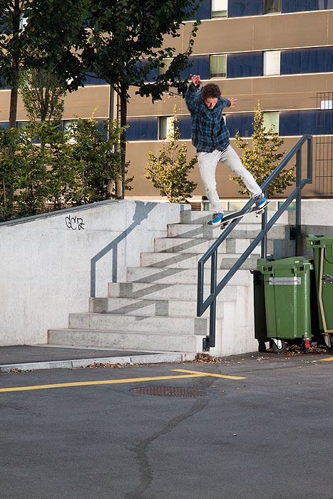 Tak a tohle mohla bejt největší vražda celý Komasaufen tour. Ondra Löbl v pokusu o frontside lipslide, bohužel se nazadařilo. Tak a tohle mohla bejt největší vražda celý Komasaufen tour. Ondra Löbl v pokusu o frontside lipslide, bohužel se nazadařilo.