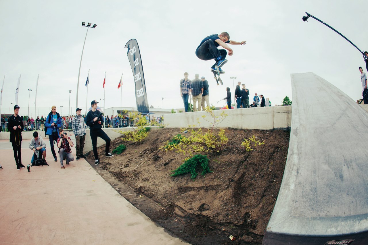 965041_551207034930764_868839835_o Tomáš Stejskal fakie flip. zdroj: DC Shoes Facebook.com