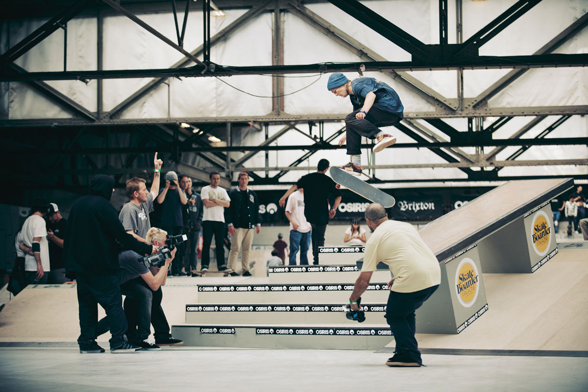 V14006_37839 Albert Nyberg a hardflip na fotce Kubo Kríža. Klikněte na rozhovor o The Osiris Experience 2012.