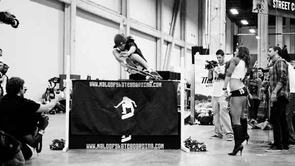 Aldrin Garcia při překonávání nejvyššího ollie Aldrin Garcia při překonávání nejvyššího ollie