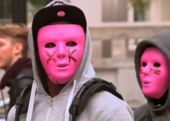 Nový Fucking Awesome a Hockey video je atmosferická bomba