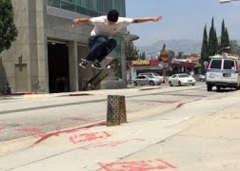 Elijah Berle je tu s peckovým iPhone editem