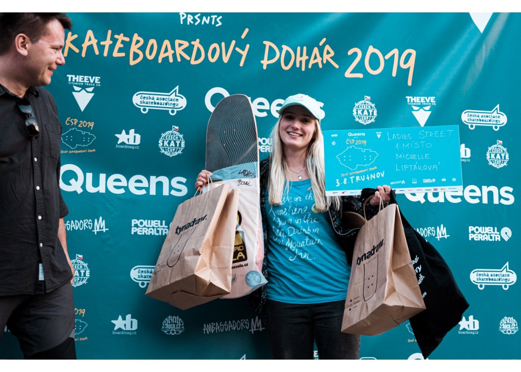 Michelle si kromě streetu jako jediná zajezdila i park (bowl). / foto: Jan Kopřiva