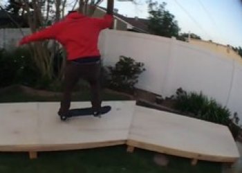 Joey Brezinski si na zahradě postavil manual box