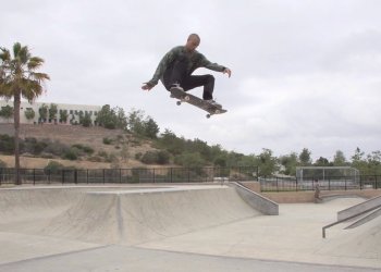 Greyson Fletcher v letecké reklamě pro RVCA