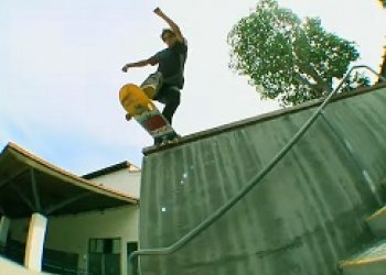 Julian Davidson skejtuje nově boty Emerica