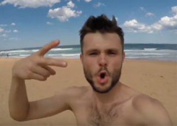 Michael Hajn ve videu No Bad Days in Sydney
