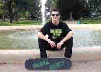 Marek Langer ve skatepark montáži