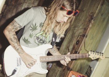 Tony Hawk nemá kde parkovat, Riley hraje s Figgym v garáži stoner rock