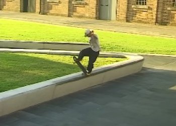 Girl přináší technický part Rowana Davise z Austrálie
