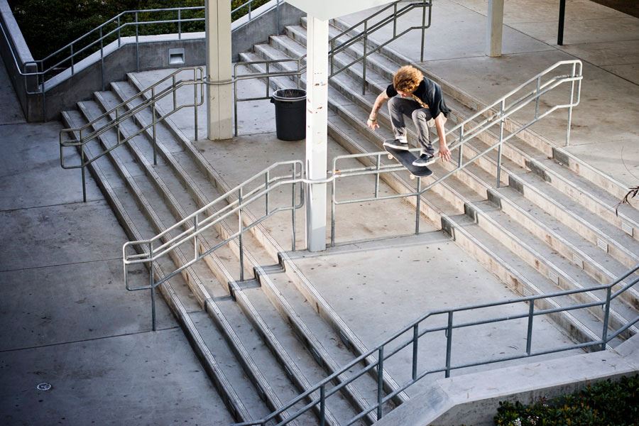 V13966_37730 Tommy Sandoval a nemalý frontside flip