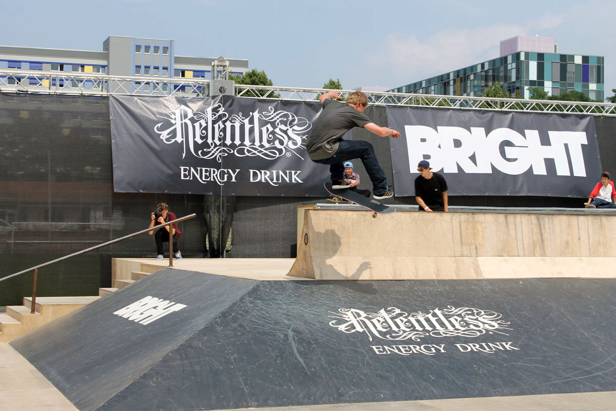 dennis_kino Dennis Busenitz kickflip transfer.