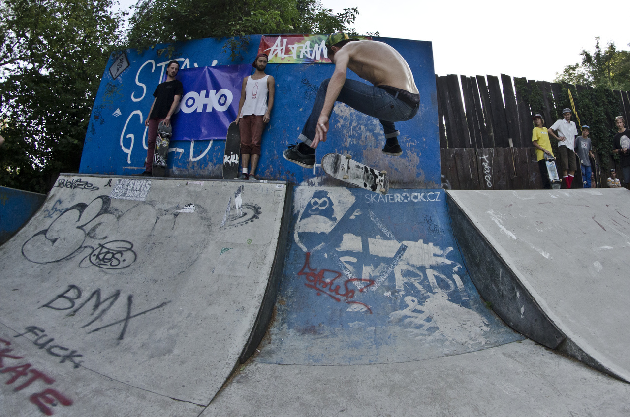 Adam Lukas ve frontside flipu přes kaňon. Foto: Jakub Zima Adam Lukas ve frontside flipu přes kaňon. Foto: Jakub Zima