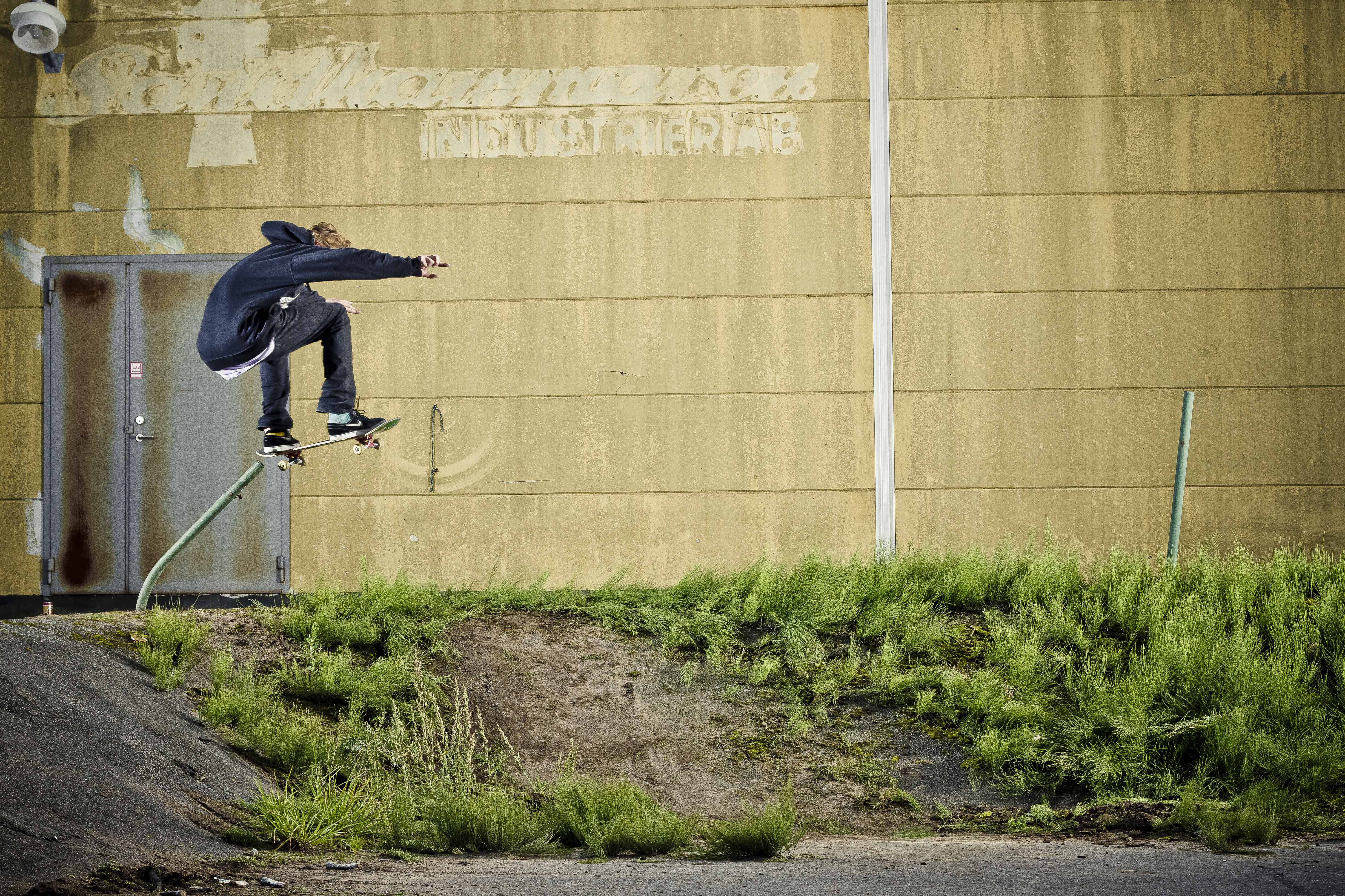 Tohle je jedna z největších vražd, co jsem od Johna viděl. Polejam do hodně sketchy banku s hlínou. Foto: Martin Hallberg Tohle je jedna z největších vražd, co jsem od Johna viděl. Polejam do hodně sketchy banku s hlínou. Foto: Martin Hallberg