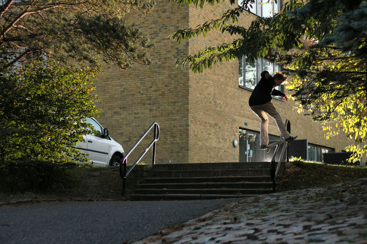 Frontside boardslide na předměstí Malmö. Foto: Filip Slivka Frontside boardslide na předměstí Malmö. Foto: Filip Slivka