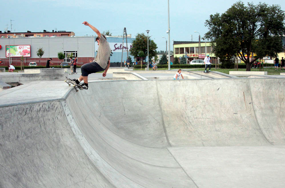 fs-feeble Frontside feeble v lešno-bowlu.