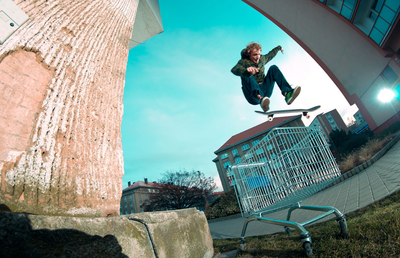 fortik_kick_over_basket Pavel Fořtík kickflip.