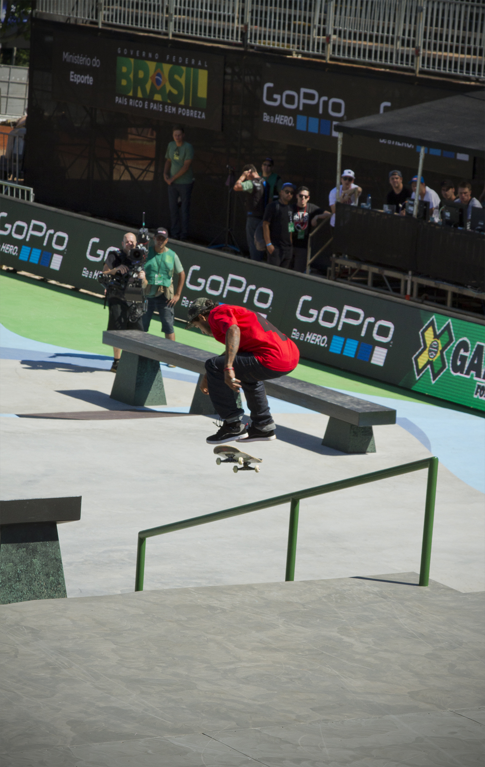 Manny Santiago si jede pro vítězství kickflip boardslidem Manny Santiago si jede pro vítězství kickflip boardslidem