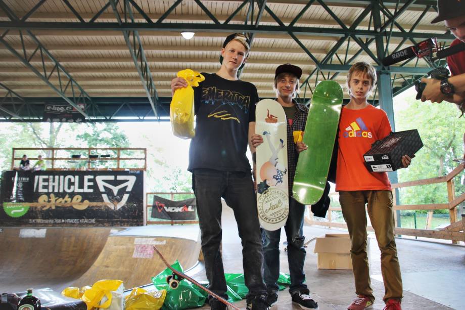 1174953_537688099614043_558839941_n Zleva Štěpán Folkman, Pavel Vágner a Jakub Horák. / foto: Black Bee