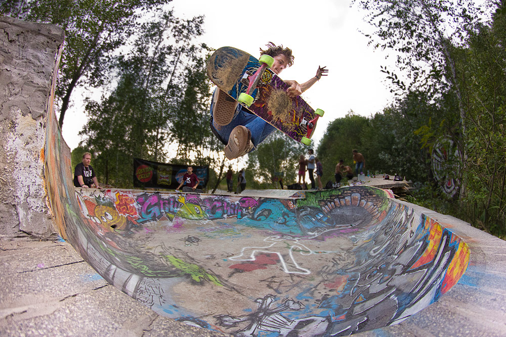 Frontside boneless ve Věznici. Foto: Daniel Dauš Frontside boneless ve Věznici. Foto: Daniel Dauš