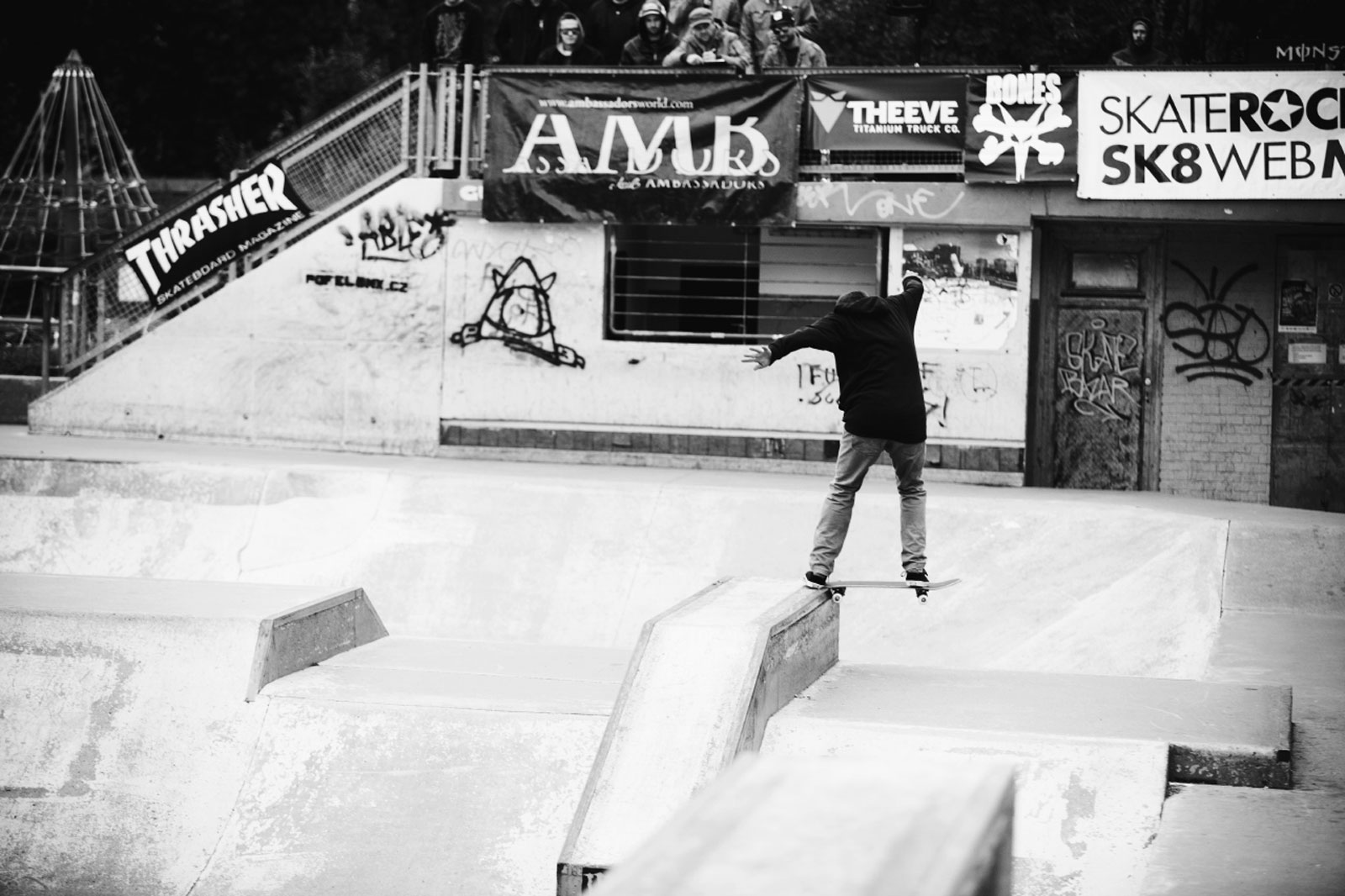 thrshr_Tury-fs-tailslide Rišo Tury frontside tailslide v sérce a link na report z Démona.