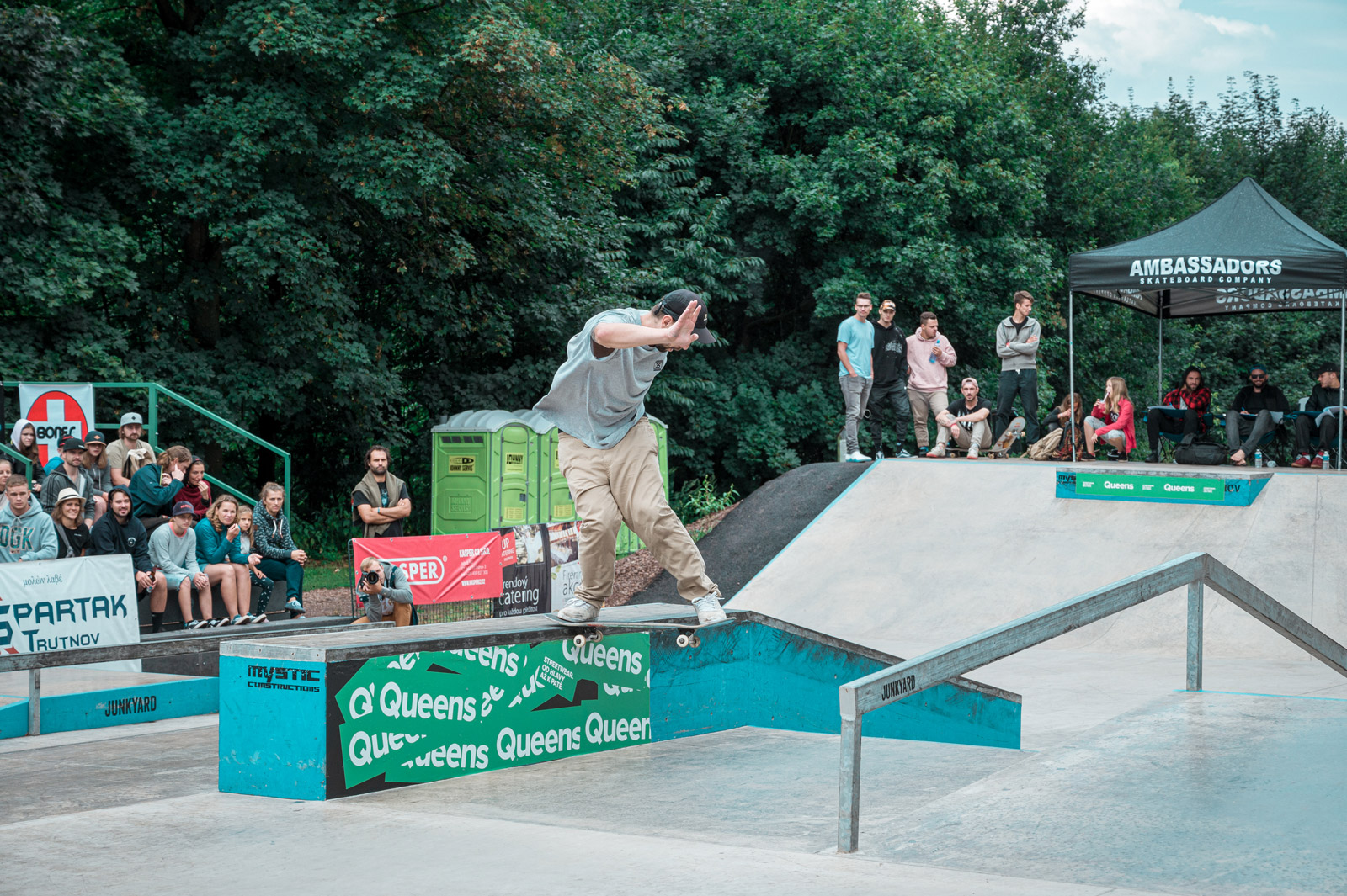 Jakub Šindelář backside tailslide až dolu. / foto: Jan Kopřiva
